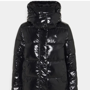 ck vinterjacka  - säljer min vinterjacka från Calvin klein som är sparsamt använd. jackan e liten i storleken det är därför det är strl M. är vanligtvis en xs/s! NYPRIS: 1975kr kom privat för  fler bilder!! Tryck INTE på köp direkt