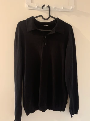 Långärmad piké tröja - Svart pikétröja i merinoull från only & sons. Storlek small
