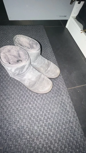 Uggs liknande  - Säljer mina fina uggs då de blivit försmå💞 dom är använd men i bra skick. Inte säker på vart jag köpte dom därav priset💞 