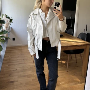 Skinnjacka - Den populära oversized skinnjacka från Missguided (köpt på Nelly). Den är ljusbeige och inte vit, ser extra ljus ut på bilder pga direkt solljus. Finns inte kvar att köpa ny. Knappt använd så som ny!