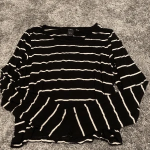 Långärmad tröja - En super fin, pösig, svart/ vit randig, långärmad tröja. Super fint skick dessutom. 