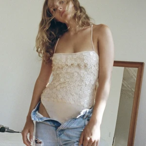 ZaraBody med paljetter  - Zara Body med paljetter och blommor i storlek M. Har använt den bara 2-3 gånger. Kontakt vid intresse❤️