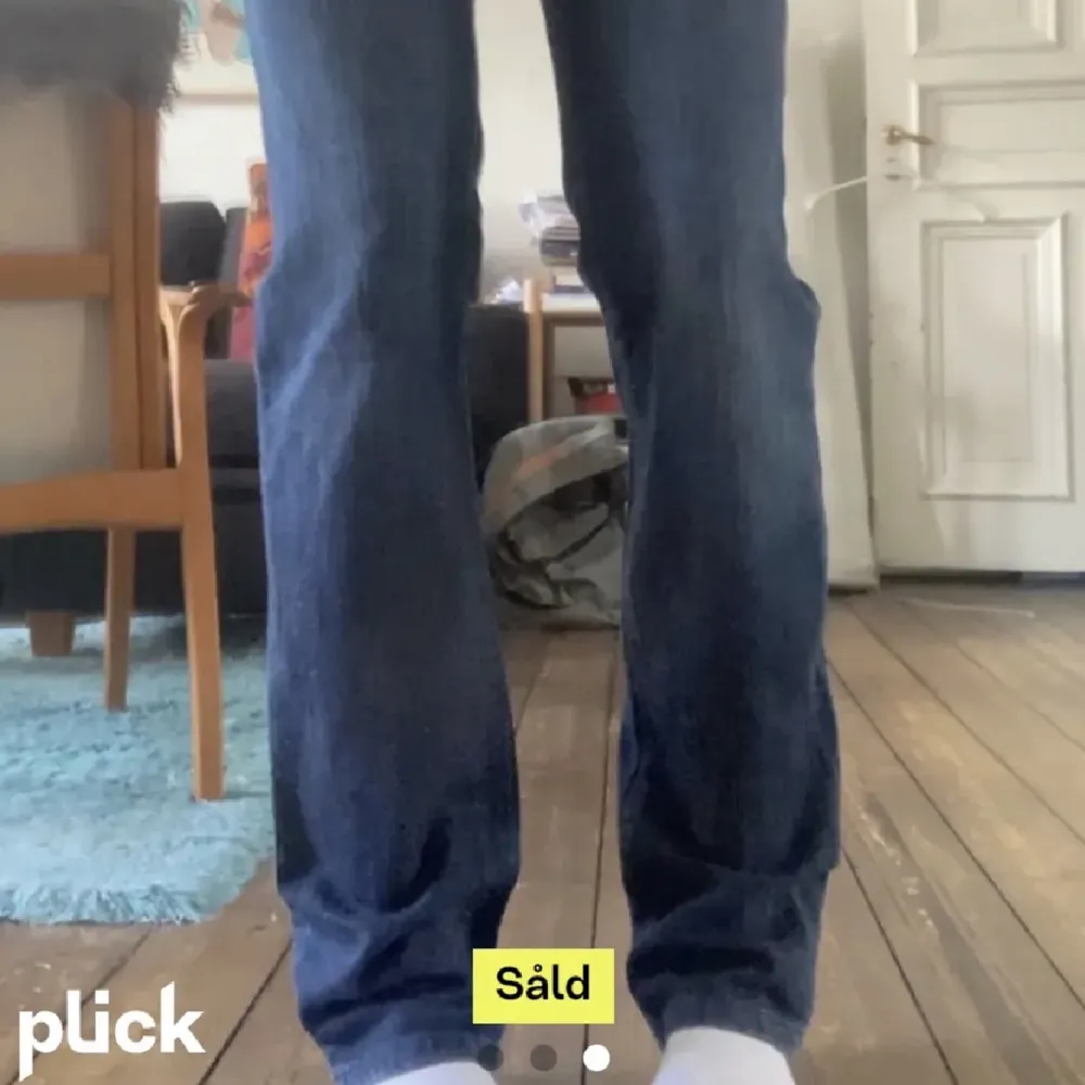 Säljer mina jättesnygga lågmidjade Levis jeans som är straight leg ( inte skinnyjeans )  knappt andvända. Kontakta vid intresse 💕. Jeans & Byxor.