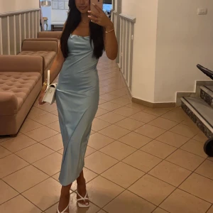 Satinklänning - Turkosblå satin klänning som endast är använd 1 kväll. Nyskick. 