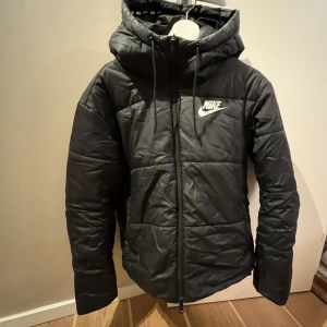 Nike Jacka - Svart nike jacka storlek M. Luva och fickor med dragkedja, inga defekter. Använd men i fint skick.