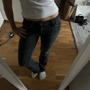 Lågmidjade jeans - Svarta lågmidjade jeans från zara. Storlek 32 och klippt av dem så de är bra längd på mig som är drygt 160. Använda men i fint skick! Midjemått 34 cm (rakt över) Innebensläng 76 cm