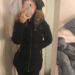 Hollies jacka  - Jättefint skick! Kan sänka pris vid snabb affär. Använd gärna köp nu!