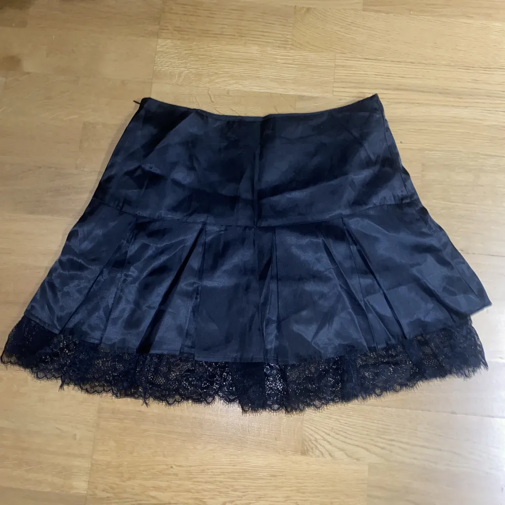 Storlek S. Säljer då den tyvärr inte kommer till användning längre. Jättefin spets och gullig rosett-detalj. För fler bilder/info skriv i DM😇💓. Hameet.