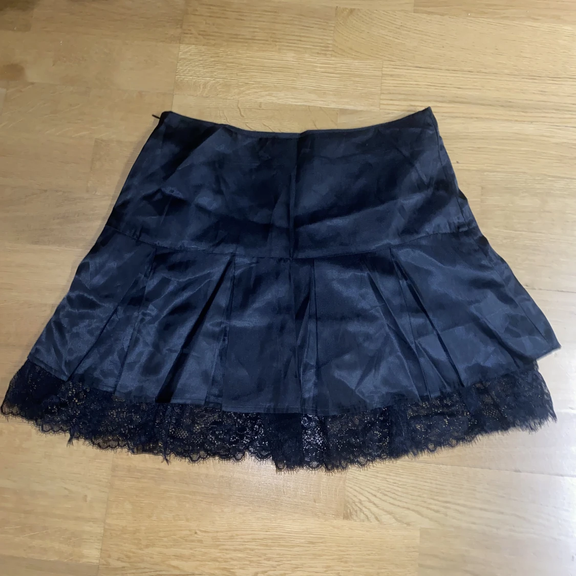 Svart kjol med spets och rosetter - 90