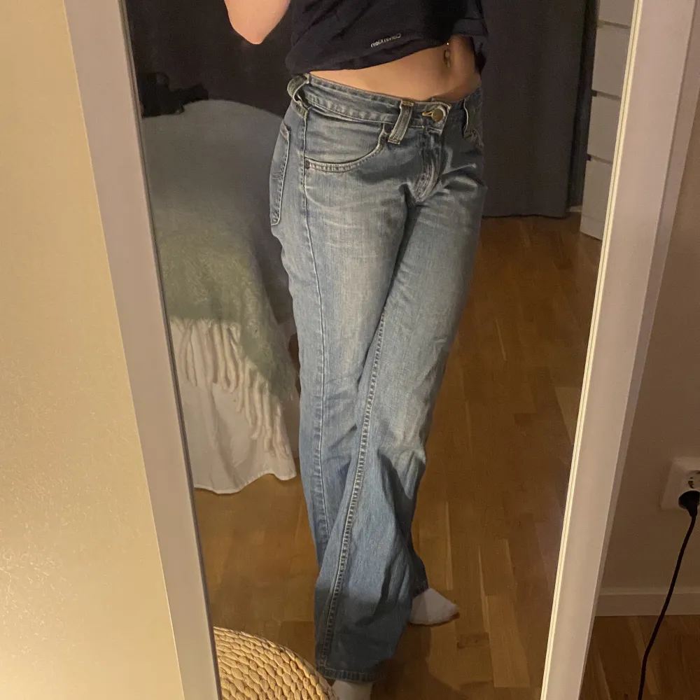 Lee jeans i storlek 29-33. Säljer pågrund av att dom är lite förstora för mig.😊innerbenslängd: 80 cm midjemått: 37 cm. Jeans & Byxor.