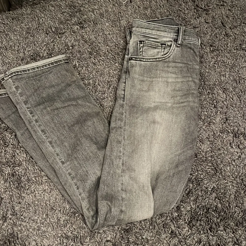 Tjena! Säljer dessa ursnygga och trendiga jeansen ifrån Replay🤙finns inga defekter och vid andra frågor är de bara att komma till DM👑. Jeans & Byxor.