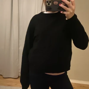 100% Cashmire Cos tröja  - Jätte fin inte använd så mycket. Köpte under våren för 2500👽💞💞