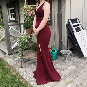 Balklänning - Vinröd balklänning som är använd en gång!