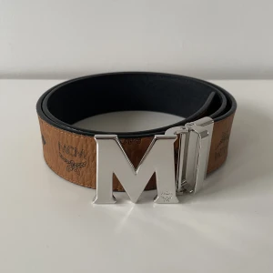 MCM Belt - MCM skärp 110 cm långt, köpt på Selfridges. I nyskick då det endast använts en gång. Nypris omkring 3300 kr. Enkelt att göra fler hål om det önskas
