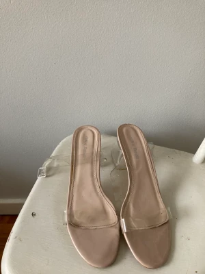 Genomskinliga klackar  - Genomskinliga klackar som säljs pga används ej 😭 dock otroligt sköna att gå i pga låg klack och bred passform! Använt dom Max 5ggr.   Frakt ingår ej i priset men kan mötas upp i Malmö :) 