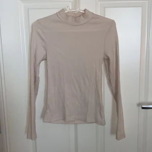 Topp  - Crémevit topp från Cubus. Använd 1 gång.