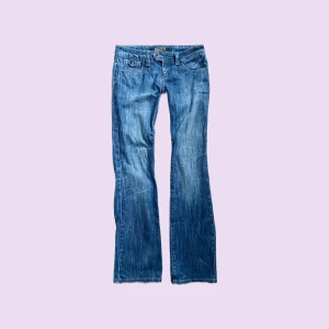 Lågmidjade jeans - Jättesnygga jeans från Reactive med låg midja. Midjemått: ca 35 cm mätt rakt över. Innerbenslängd: ca 79 cm. Bredd nertill: ca 20cm. Tyvärr för små vid höfterna för mig som ofta har strl M på byxor, så passar nog dig med XS-liten S!💕