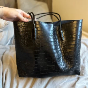 Väska - Väska i ormskinn, knappt använd Priset går att diskutera vid snabb affär:)