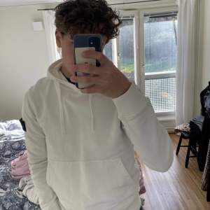 ÄKTA STONE ISLAND Hoodie patch white inköpt på NK i Göteborg för något år sedan, sparsamt använd, endast använd ett fåtal gånger och är i nyskick. Herr-modell och storlek L. Nypris ligger på 3499kr, Har även fungerande QR kod på insidan av tröjan :)