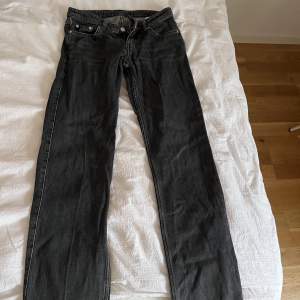 Säljer dessa superfina lågmidjade jeansen från Weekday i storlek 25/32 (XS) då de inte har kommit till användning!🫶🏼