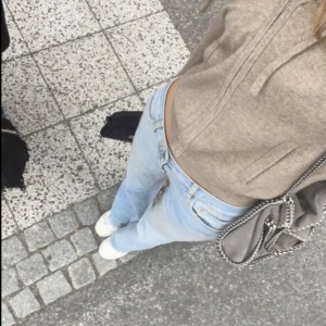 Lågmidjade jeans - Säljer dessa suuper fina ljusblå lågmidjade bootcut jeans, helt perfekta! Innebenslängd ca 81 midjemått ca 38❤️