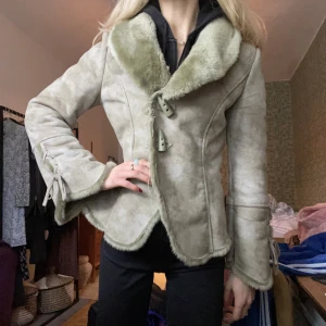 Sherlingjacka - Suuuupersöt jacka i ljusgrönt. Riktigt varm och gosig, men ändå fin passform. Priset kan diskuteras beroende på hur intresset ser ut. 