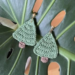 Virkade örhängen - Virkade örhängen i form av två granar, handgjorda av mig. Nickelfria och väldigt lätta och bekväma. Andra hantverk av mig finns att se på min instagram, @handskapt.