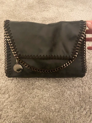 Väska  - Säljer denna snygga Stella McCartney liknande väskan💞Ganska bra skick, kedjan är lite rostig.