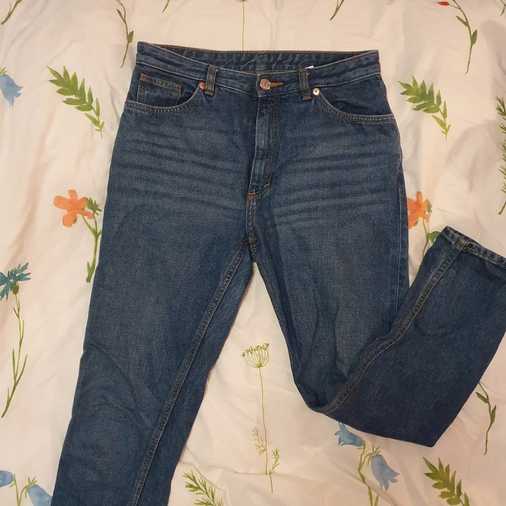 Ett par knapt använda straight leg high waisted Monki jeans :). Jeans & Byxor.