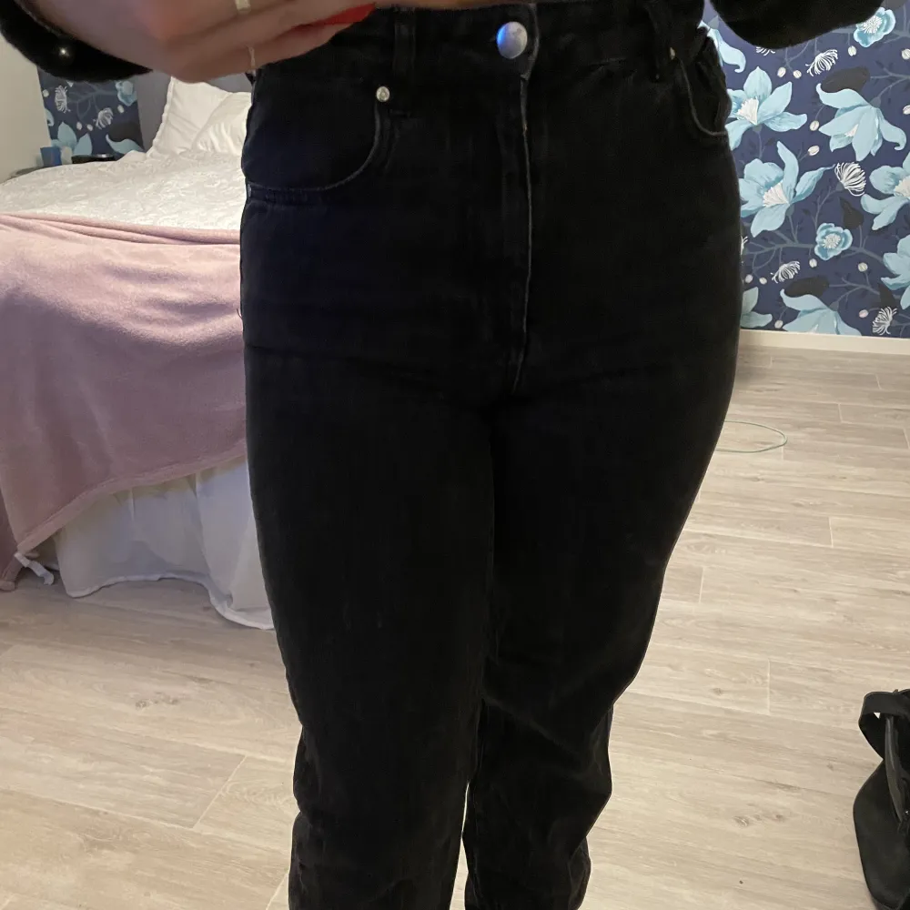 Högmidjade jeans ifrån bikbok, stl 26/32 lite urtvättade, men inte använd många gånger. Bara att skriva ifall ni har frågor☺️. Jeans & Byxor.