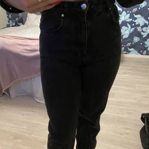 Högmidjade jenas - Högmidjade jeans ifrån bikbok, stl 26/32 lite urtvättade, men inte använd många gånger. Bara att skriva ifall ni har frågor☺️