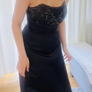 Svart Balklänning  - Säljer min fina balklänning som jag använde i år 💗 Den är strl 36 och har super fina stenar på bröst delen. Själva klänningen är jättebra kvalitet, ingen sten har ramlat av och tyget är tjockt. Det är bara att skriva om man vill ha fler bilder 💕