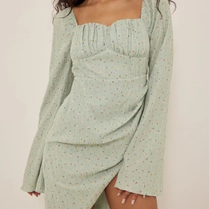 Klänning - Superfin oanvänd klänning från nakd. Säljer eftersom den va förlusten tyvärr. Nypris 600kr jag säljer för 400kr🤍