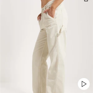 Jeans  - Snygga cargo jeans från Gina, helt oanvända med lapp och i plastpåsen dem kom i, köpta för 499kr. Glömde returnera.