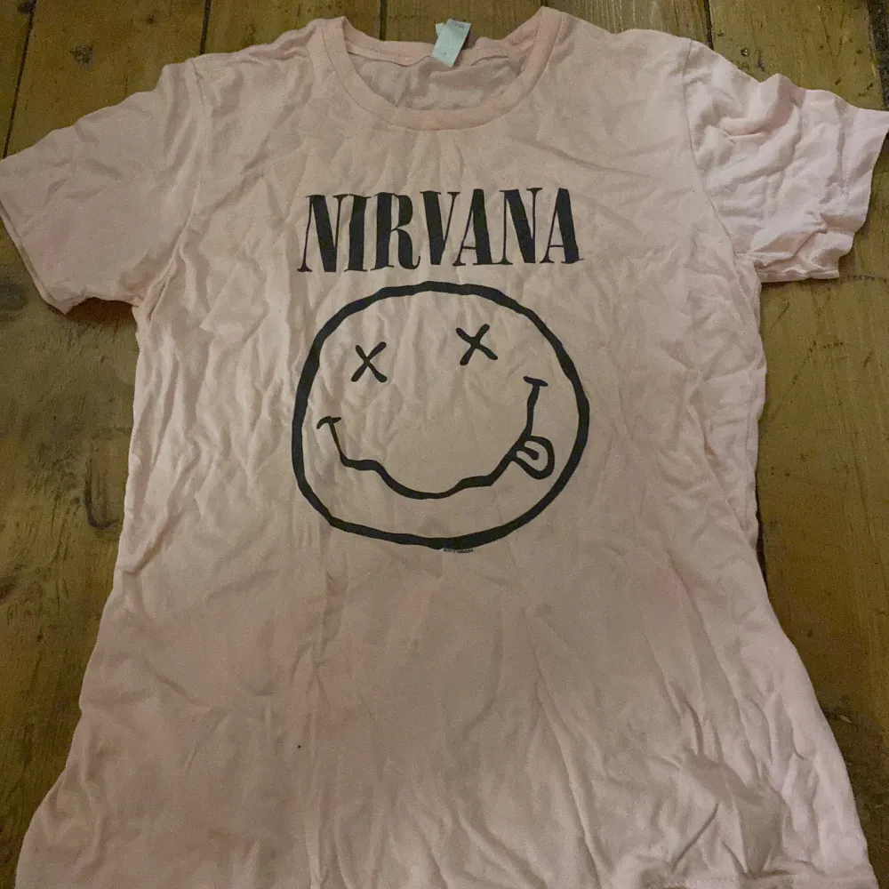 En Nirvana t-shirt som är köpt på HotTopic. Använd 2 gånger sedan köp. . T-shirts.