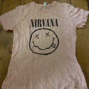 En Nirvana t-shirt som är köpt på HotTopic. Använd 2 gånger sedan köp. 