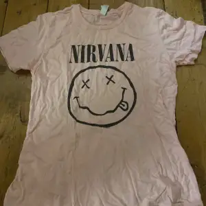 En Nirvana t-shirt som är köpt på HotTopic. Använd 2 gånger sedan köp. 