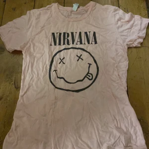 T-shirt  - En Nirvana t-shirt som är köpt på HotTopic. Använd 2 gånger sedan köp. 