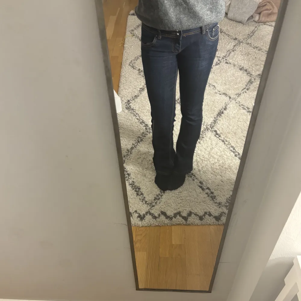 Säljer dessa unika low jeans med coola detaljer. Älskar dessa men säljer då de är lite stora. . Jeans & Byxor.