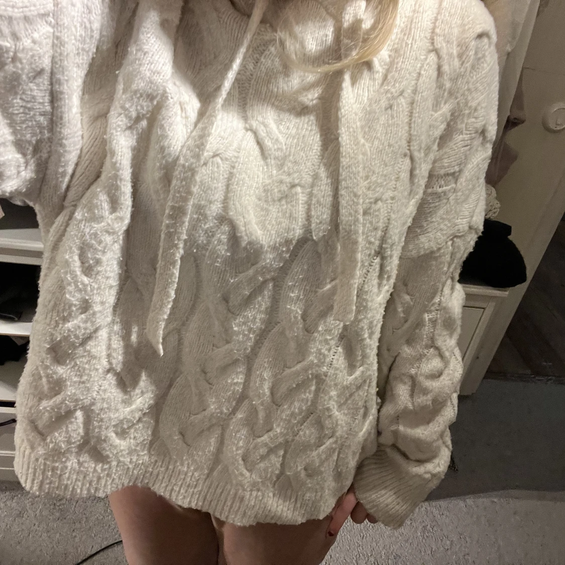 Stickad vit tröja
