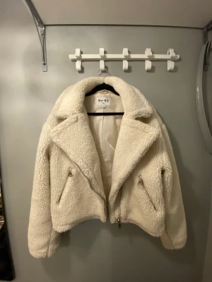 Teddy jacka - Teddy jacka i storlek 36 från NA-KD🩵Jättegosig och varm jacka, köpte förra året men har inte kommit till användning🩵
