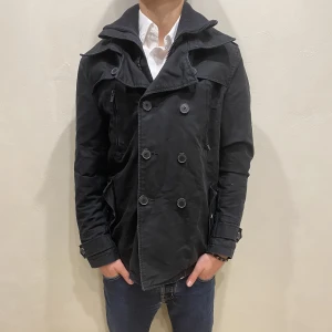 Overshirt Jack & Jones  - Hej! Säljer nu min jacka från märket Jack & Jones storlek S i fint skick. Modellen på bilden är 180cm lång och väger 80kg. Tveka inte på att höra av dig om du har några frågor eller funderingar kring varan!