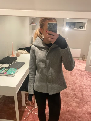 Jacka  - Säljer denna fina jacka från only, som jag däremot aldrig använt och därför säljer jag den! Vet ej nypris men säljer för 150 + frakt och dessutom är den helt oanvänd 💕