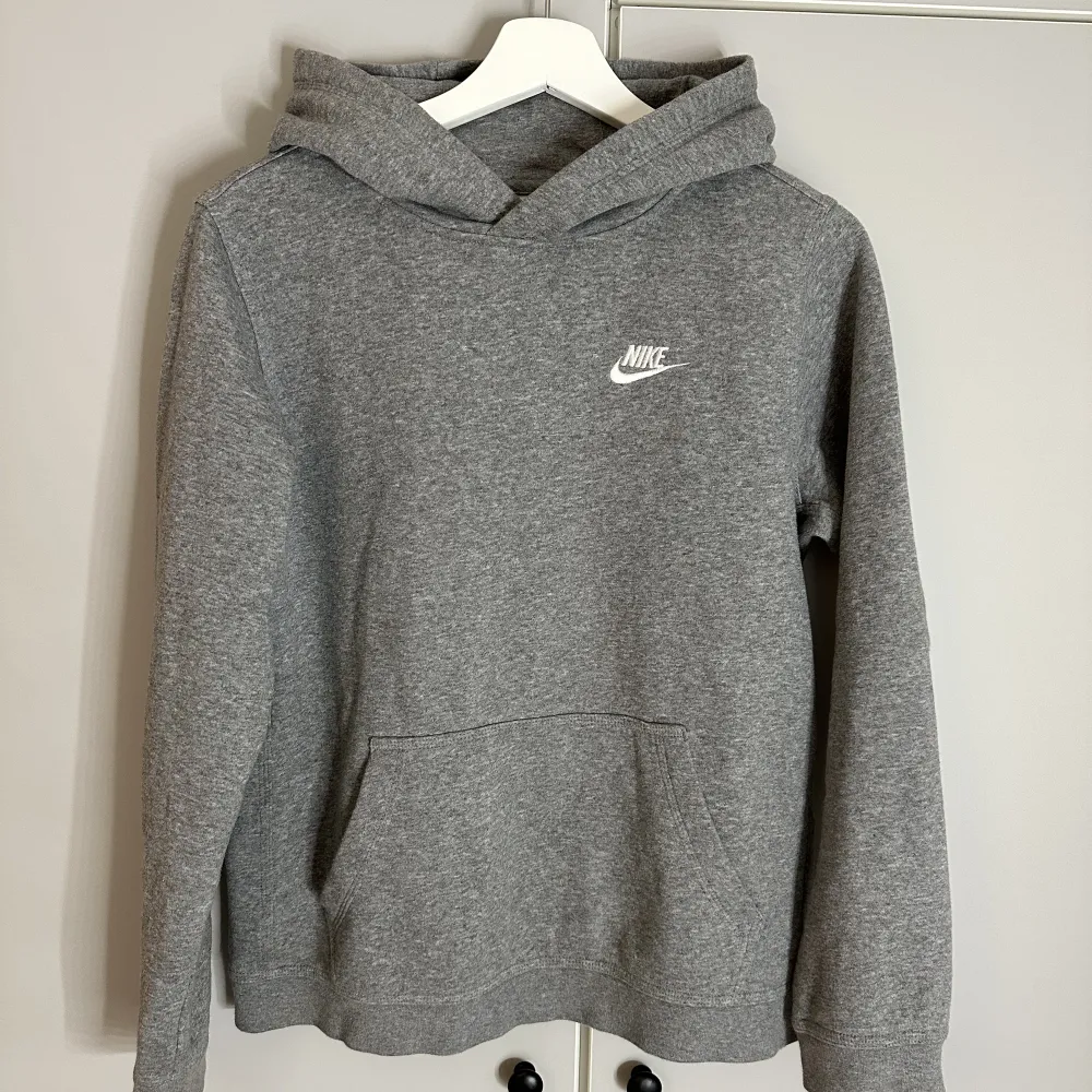 Säljer denna Nike hoodie till ett bra pris. Skick 9/10 i storlek 158-170. Hör av er vid intresse eller andra funderingar!. Hoodies.