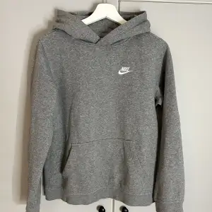 Säljer denna Nike hoodie till ett bra pris. Skick 9/10 i storlek 158-170. Hör av er vid intresse eller andra funderingar!
