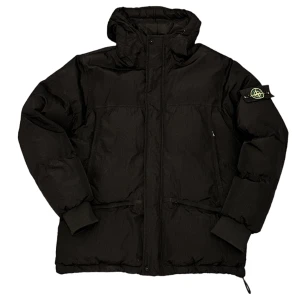 Stone island jacka - En Stone island puffer jacka i storlek M Använd men inga stora skador eller märken förutom dragkedjan tappat färg (bild3)  Köp här på plick för 2999kr! Vet ej om om den är äkta!