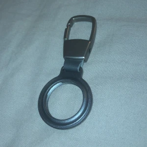 Airtag hållare - En svart apple airtag hållare som är helt ny och oanvänd. Den är av bra kvalitet och gjord i metall Hör av dig vid intresse!