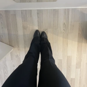 Kostymbyxor lågmidjat - Lågmidjade kostymbyxor som är för små! I nyskick! Skriv för fler bilder. Jag är 168 cm 🥰