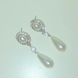 Diamant örhängen   - Okänt vilket märke de är ifrån, men fortfarande väldigt fina oavsett. I väldigt bra skick och passar till lite mer festliga outfits kanske. Inte använt de så mycket, så därför väljer jag att försöka sälja de istället.