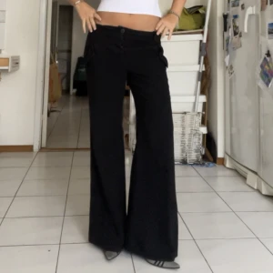 Kostymbyxor!  - Ett par riktigt snygga kostymbyxor! Thrifted och i bra skick, förutom ett inre tunt tyg på insidan av byxorna som är lite sönder, men det är inget som syns. Skriv om du har frågor!  